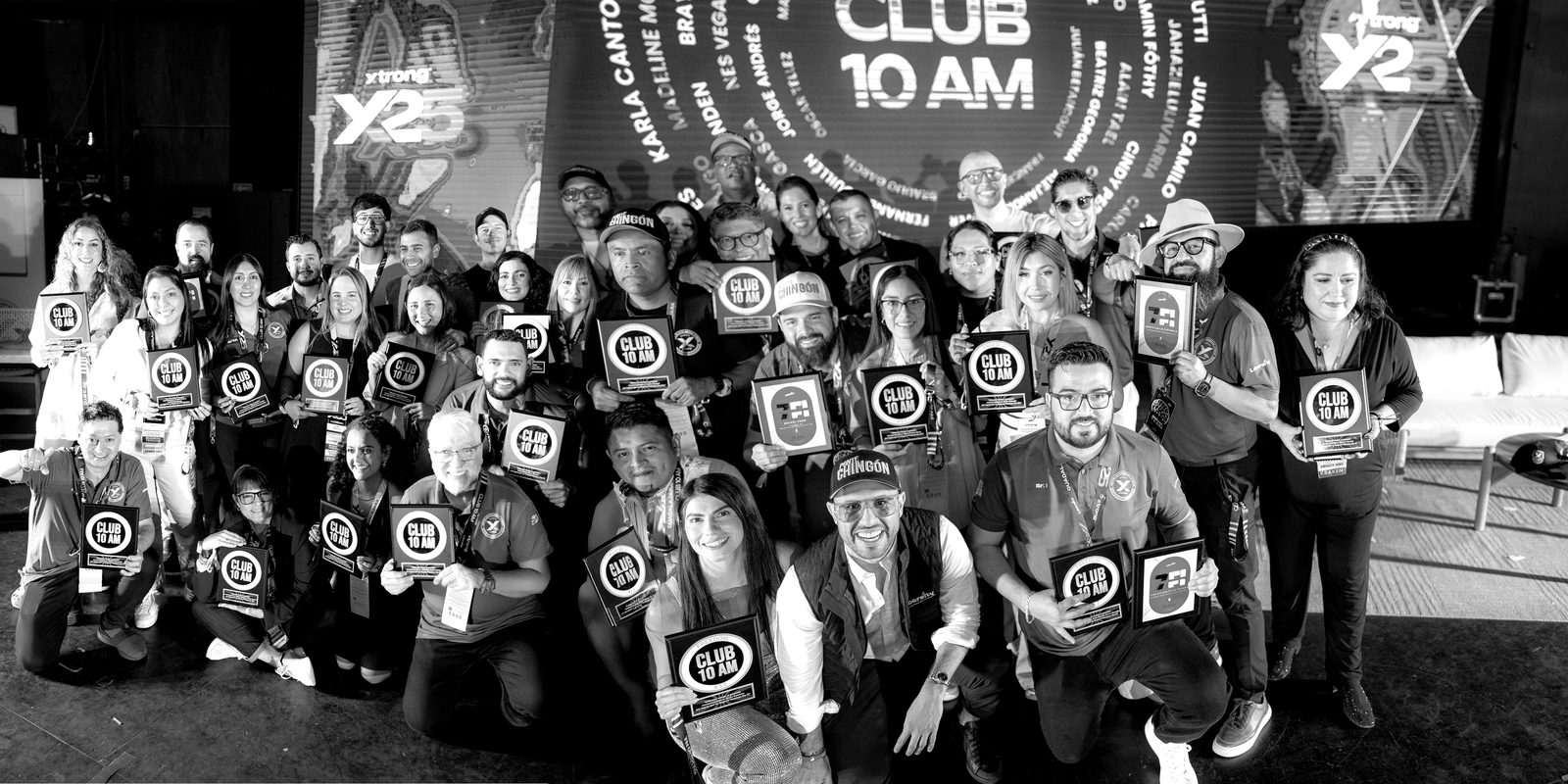 Miembros del Club 10 AM con sus placas en Xtrong 2025