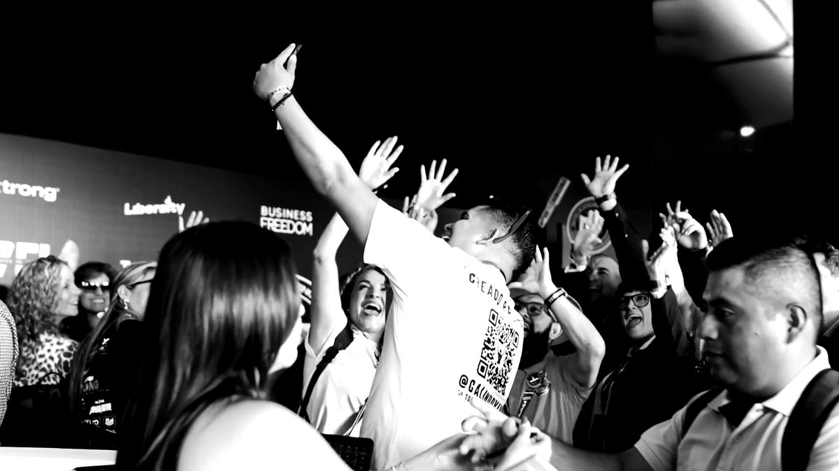 Asistentes celebrando entre la multitud del evento